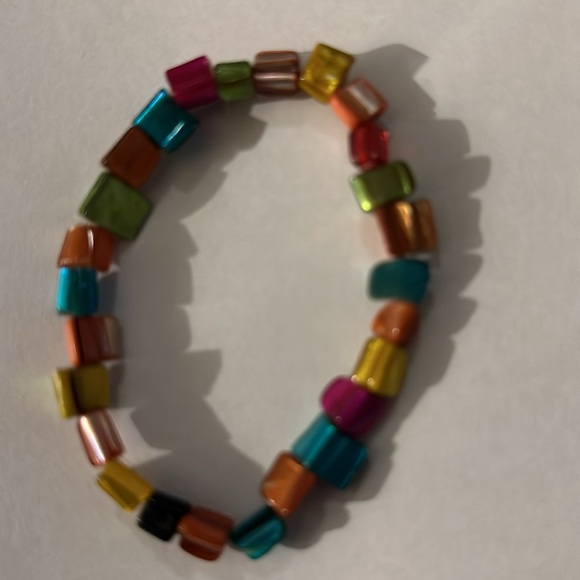 NWOT Dyed Mother of Pearl Stretchy Bracelet - Picture 2 of 3